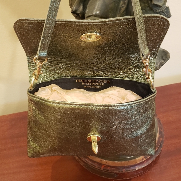 NEW! ITALIAN LEATHER Exquisite GREEN & Gold Chain Shoulder Bag w/ Gold Bee Clasp - Picture 3 of 4